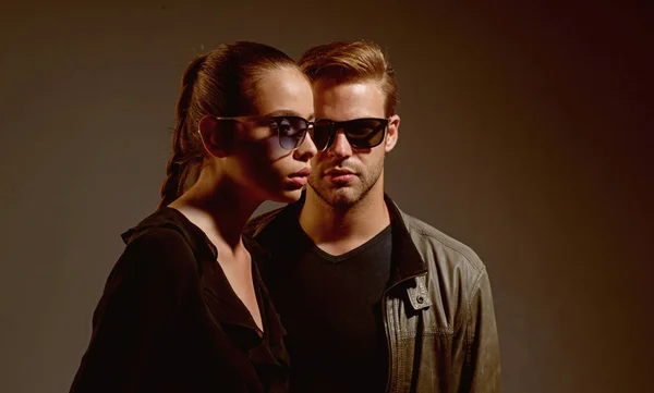 Один и единственный. Пара влюблённых. Мода модели в модных солнцезащитных очках. Пара мужчин и женщин носят очки. Любовные отношения. День дружбы. Отношения дружбы. Любопытный ботаник — стоковое фото