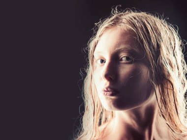 Siyah arka plan, kopya alanı üzerine uzun sarı saçlı güzel model