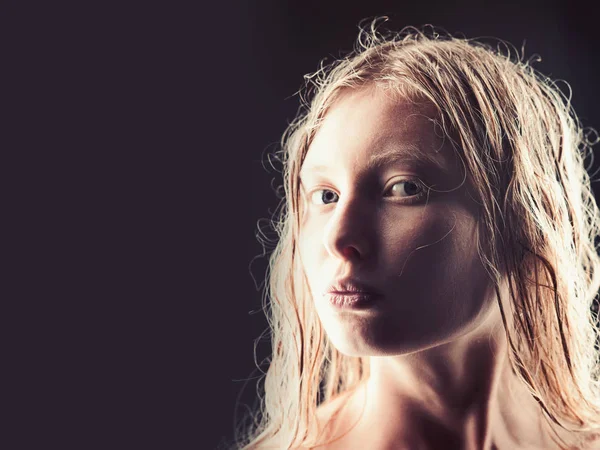 Siyah arka plan, kopya alanı üzerine uzun sarı saçlı güzel model