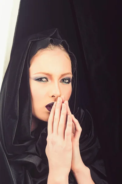 宗教と死の概念。黒いフードでマドンナのセクシーな女性。化粧顔と少女の官能的なスキンケア。謎の少女のメイクとファッション モデル。黒い金曜日のコンセプトです。ゴシック ・ ファッションと美容. — ストック写真