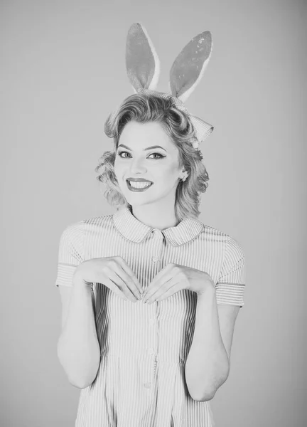 Pascua, maquillaje, fiesta de pinup, chica en orejas de conejo —  Fotos de Stock