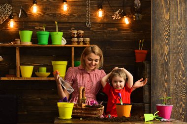 Çocuk kavramı. Mutlu bir çocukluk bitkiler annesiyle Çömlekçilik. Toprak ile tencerede dikim çiçek öğrenmek. Tablo üzerinde kir Çömlekçilik ile küçük bir çocuk. Bahçıvanlar en iyi toprak var