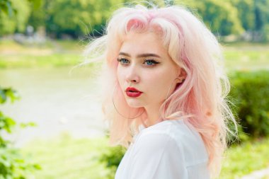 Güzellik Salonu ve Kuaför. moda makyaj kız. Saç dökülmesi ve bakım. Makyaj kozmetik ve cilt bakımı. Kadın moda portre. saç boyama. Moda arıyorsunuz