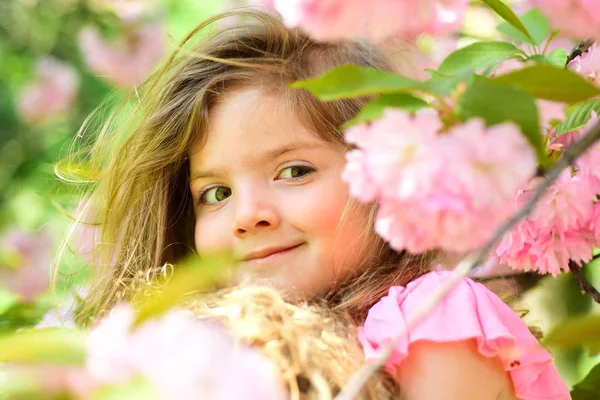 Knappe tuinman. Zomer meisje mode. Gelukkige jeugd. Klein meisje in het zonnige voorjaar. Klein kind. Natuurlijke schoonheid. Childrens dag. Lente. weersverwachting. gezicht huidverzorging. allergie voor bloemen — Stockfoto