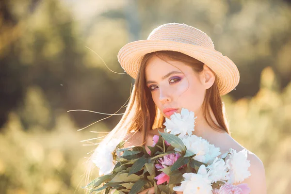 Spring semester. Sommar flicka med långt hår. Kvinna med mode makeup. Naturliga skönhet och spa behandling. Våren kvinna. Springtime och semester. ansikts- och hudvård. Resa i sommar — Stockfoto