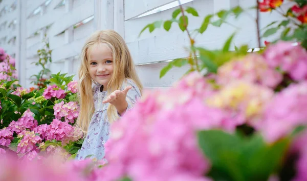 New life concept. Spring holiday. Summer. Mothers or womens day. Childrens day. Small baby girl. Little girl at blooming flower. Spring flowers. Childhood. happy girl. Pleasant time spending — Stock Photo, Image