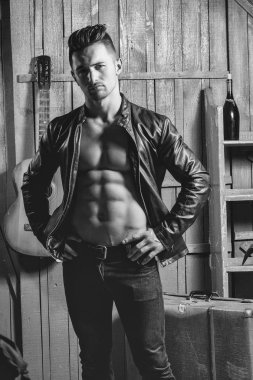 Kaslı adam gitar ile