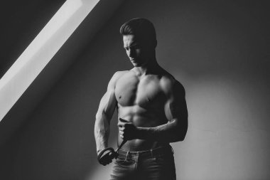 Kemer ile seksi kaslı adam