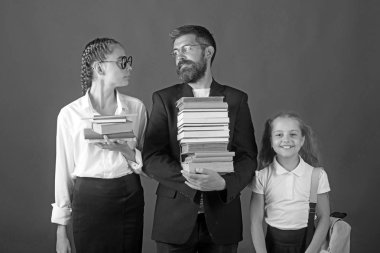 Geri okul ve evde eğitim için. Edebiyat ders ve okuma gramer kitabı. Kız ve baba Kitaplığı'nda okul zamanı. Bilgi gün eğitimde. Öğretmen adam ve kızı okulda kitap kazık tutun