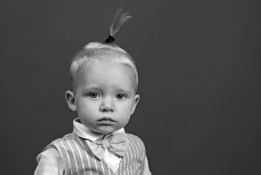 Onun tarzı ile rahat. Küçük çocuk. Çocuk çocuk moda bakmak ile. Moda giyim küçük bebek. Moda çocuk. Çok güzel fashionist. Çocuk moda trendleri, kopya alanı