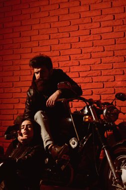 binmek için tarihi. motorcu çift binmek için doğan. sakallı adam ve binmek için doğmuş seksi kadın. motosiklet üzerinde binmek için tarihi