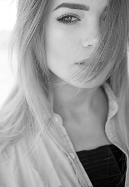 Güzelliğiyle parlıyor. Seksi kadınla duygusal bak. Seksi makyaj ve uzun saçlı güzel kadın. Güzellik ve moda Cilt Bakımı model bak. Visage cilt bakımı ve makyaj. Onun iç güzelliği parlar aracılığıyla