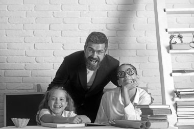 İlkokul çocukları ve Öğretmen sınıfta oturup.