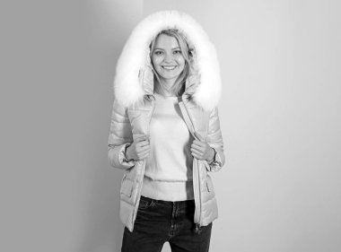 Sıcak rahat giysiler içinde yukarı kaydırma. Seksi kadın giyim sıcak kış ceket. Güzel kadın moda kirpi balığı. Hood kürk ile manken. Kış moda trendleri. Unutmayın soğuk hava ile tasarlanmış