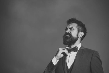 Adam sakal ve bıyıkla dramatik gökyüzü arka plan üzerinde.