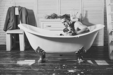 Sakal tıraş sabunla sakallı adam aynaya bak