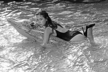 parti ve yaz tatil havuz, mayo ve timsah deri ayakkabısı oldukça genç kadın ile parti havuz