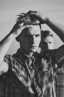 Mavi gökyüzünde ikiz adamlar ya da vücut geliştiriciler