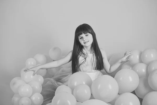 Criança menina pequena com balões de festa, celebração . — Fotografia de Stock