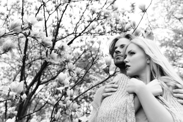 Giardino con fiori di magnolia in primavera, estate, uomo e donna — Foto Stock