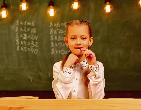 Uruchamiania. uruchamiania swojego życia. Mały Biznes startowego dziewczyna. Szkoła biznesu dla pomyślnego uruchomienia. dając wszystkim jej najlepiej. — Zdjęcie stockowe
