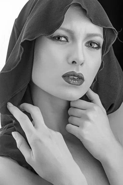 Retrato de hermosa chica bajo capucha negra . — Foto de Stock