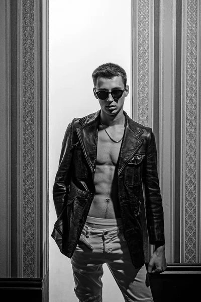 Retrato de moda del hombre. Hombre musculoso sexy. Confiado y exitoso. Moda y estilo masculino. Macho hombre con seis manadas. gafas de moda. Fresco y sexy. La moda es su vida — Foto de Stock