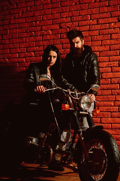 Rock çift. motosiklet ile seksi rock çift. kaya kaç motosiklet üzerinde seyahat. Rock iki deri ceket içinde.