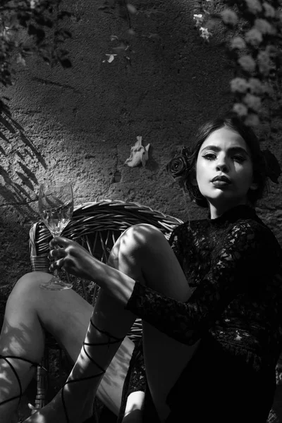 şarap bardağını tutan şık kırmızı dudaklı kadın