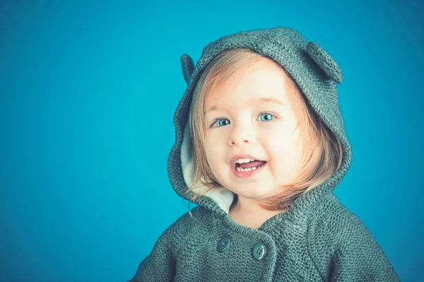 楽しんでください。春と秋は子供ファッションです。小さな幸せな女の子。小さな女の子子供が笑っています。子供の頃、幸せ。少しスタイリッシュな美しさ。幸せと楽しい。子供のためのファッション。コピー スペース. — ストック写真