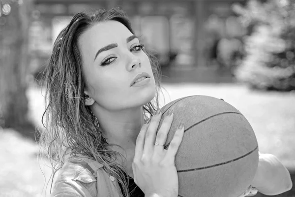 Atletik ve güzel. Güzel kadın basketbol ile. Seksi kadın zevk topu egzersizleri spor eğitim için. Spor kadın. Bir topu çekim şehvetli basketbolcu — Stok fotoğraf