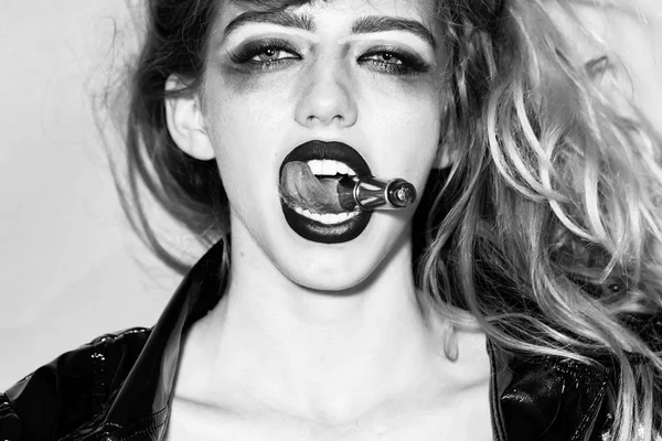 Hübsche Frau mit Lippenstift im Mund — Stockfoto
