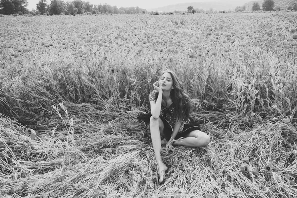 Jovem sorridente menina com cabelos longos na papoula — Fotografia de Stock