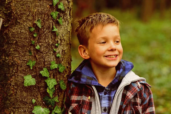 Es macht einfach Spaß. Kleine Jungen haben Spaß im Freien. Der kleine Junge genießt die Zeit im Park. Spaß an den kleinen lustigen Dingen. Lustige Dinge gibt es überall — Stockfoto