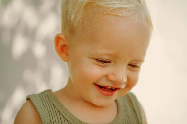 Puro come un giglio. Bambina con un sorriso adorabile. Un bambino felice. Bambino felice sorridente. Mi piace l'infanzia felice. Puro e innocente — Foto Stock