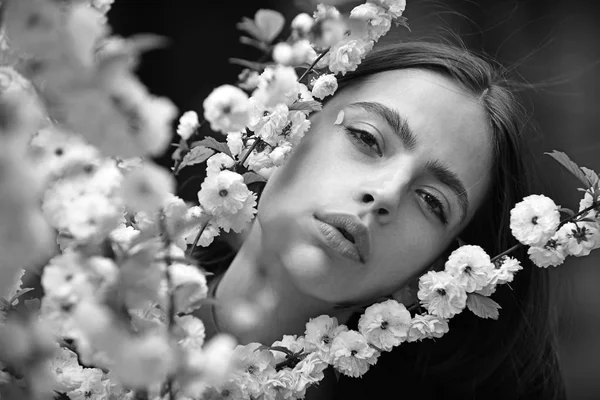 Mädchen mit blühendem Sakura am Frühlingstag — Stockfoto