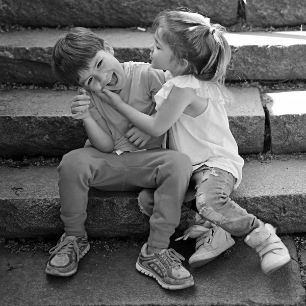 Kleine Mädchen und Jungen auf Treppen. Beziehungen. Kindheit erste Liebe. Ein paar kleine Kinder. Junge und Mädchen. Sommerurlaub und Urlaub. beste Freunde, Freundschaft und Familienwerte. lass mich dich küssen — Stockfoto