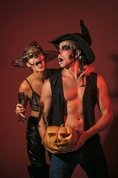 Halloween donna e uomo ha la faccia grida in cappello da strega — Foto Stock