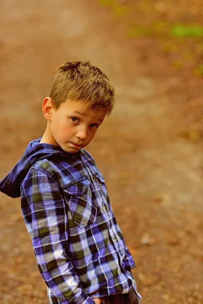 Einem Trend folgend. Der kleine Junge trägt entspannte Outdoor-Kleidung. Der kleine Junge folgt einem Herbsttrend. Mode ist nicht nur Trend — Stockfoto