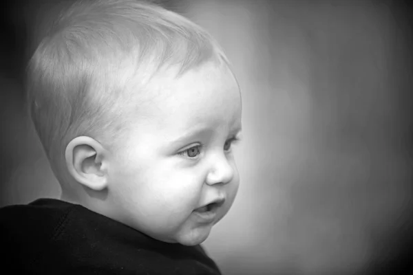 Retrato de niño rubio positivo con hermosos ojos azules al aire libre, espacio de copia —  Fotos de Stock