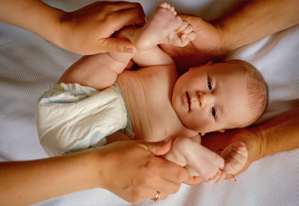 Να fexible της. Νεογέννητο μωρό κάνει γυμναστική. Φροντίδα νεογέννητου σώματος. Το μωρό και οι γονείς. Σχέσεις εμπιστοσύνης και σχέση. Εμπιστοσύνη σε κάθε άγγιγμα. Αξιόπιστη φροντίδα — Φωτογραφία Αρχείου