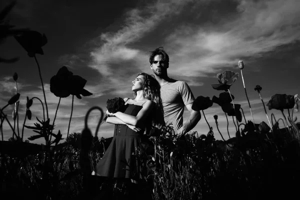 Liebe und Romantik eines Paares im roten Mohnfeld — Stockfoto