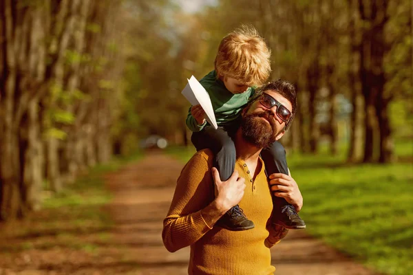 Otec a syn venkovní hru. Malé dítě učit se a rozvíjet prostřednictvím hry s otcem. Zachytit ducha letu — Stock fotografie