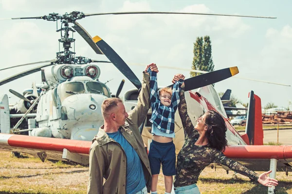 Jsem přesvědčen, že umím létat. Rodinné dvojice se synem na dovolené cestovat. Žena a muž s chlapcem dítě na vrtulník. Air tour a cestování. V letecké dopravě se těší. Příjemnou rodinnou dovolenou — Stock fotografie