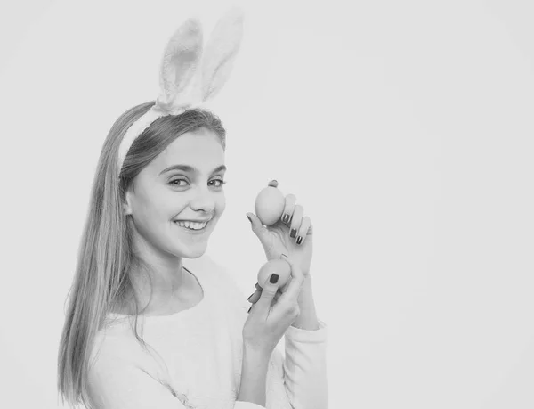 Κορίτσι λαγουδάκι αυτιά χαμόγελο με Πασχαλινό κυνήγι αυγών — Φωτογραφία Αρχείου