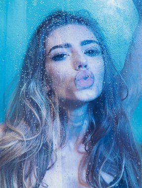 elbise mavi Studio içinde seksi kadın saç modeli. ıslak plastik levha ile genç ve güzel kadın saç modeli