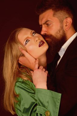 Duygusal yakınlık hissi. Stil ikonları. İki aşık. Adam sarılmak kadın uzun saçlı sakallı. Moda giyim samimi çift. Moda stil ve saç bakımı. Her ikisi de moda aşk
