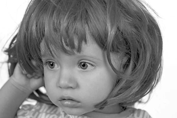 Une pure beauté. Adorable petit enfant en perruque de mode. Le petit enfant porte des perruques bleues. Petit enfant en coiffure de perruque chic. Bébé mignon avec de longs cheveux bleus. Beauté look coiffure pour cosplay partie — Photo