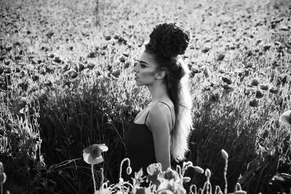 漂亮的女人或女孩中的罂粟种子场 — 图库照片