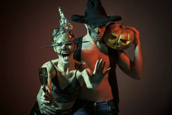 Pareja de Halloween con maquillaje sobre fondo marrón . — Foto de Stock